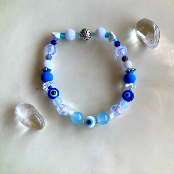 Sea & Sky Blue & White Tones Beaded Bracelet Mixed Beads Silver Evil Eye Howlite - Picture 1 of 4